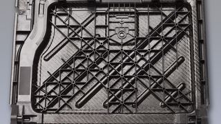 Die Rücksitzlehne, hergestellt von Johnson Controls, ist einer der ersten extern gefertigten Prototypen, der mit dem neuen Produkt- und Servicepaket Ultracom der Basf gefertigt ist. Die neuen, hier eingesetzten Materialien sind Ultralaminate mit Ultramid ZG7 COM umspritzt. (Bild: Basf)