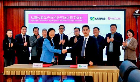 Dr. Jian Gong, Project and Marketing Director, Performance Oxidants, Business Line Active Oxygens (links) bei der Vertragsunterzeichnung mit Baowei Yu, Chairman of China Pingmei Shenma Group Nylon Technology.(Bild:  Evonik)