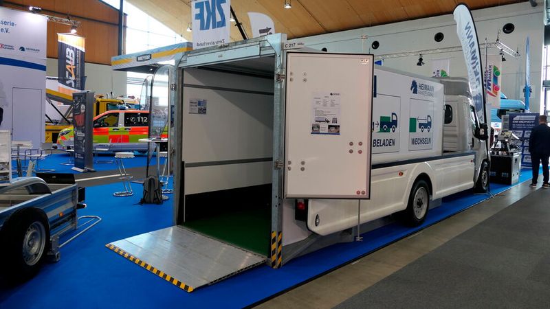 Die absenkbare Ladefäche ist der große Benefit des „Hubi“ von Heimann Fahrzeugbau. Ein kompletter Hub lässt sich innerhalb von 19 Sekunden bewerkstelligen.  (Bild: Wenz | VCG)