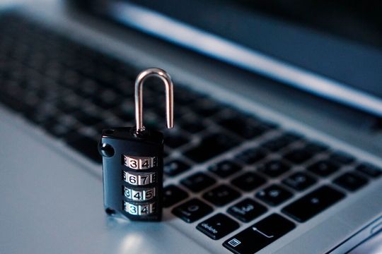 Ein extern für Siemens arbeitender Programmierer baute gezielt Malware in seinen Code ein, um weiterhin von Siemens Aufträge zu bekommen. Das Unternehmen spricht von Sabotage - aber was war die Software letztlich wert? Ein extern für Siemens arbeitender Programmierer baute gezielt Malware in seinen Code ein, um weiterhin von Siemens Aufträge zu bekommen. Das Unternehmen spricht von Sabotage - aber was war die Software letztlich wert?