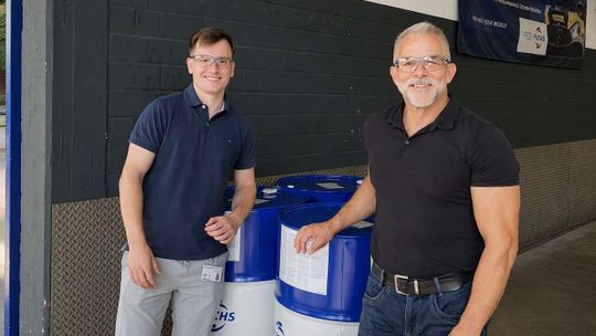 Konsequent gedacht: Für Gian Luca Johannes, Produktmanagement Automotive Aftermarket (li.) und Michael Radig, Leitung Vertrieb Direktgeschäft Automotive Aftermarket von FUCHS sind die „FUCHS-Werkstattlösungen“ eine logische Erweiterung des eigenen Angebots für Werkstätten und Autohäuser. Diese profitieren künftig von einem echten Rund-um-Paket „Made by FUCHS“.(Bild:  FUCHS LUBRICANTS GERMANY GmbH)