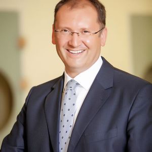 „Die Bürger sehen durchaus die Vorteile der Telemedizin – keine Wege, keine Wartezeiten, eine Entlastung der Arztpraxen –, aber bewerten telemedizinische Lösungen nicht als Ersatz für die direkte Beratung, sondern als ergänzendes Instrument“, kommentiert Michael Burkhart, Leiter des Bereichs Gesundheitswesen & Pharma bei PwC Deutschland, das Ergebnis der Umfrage.