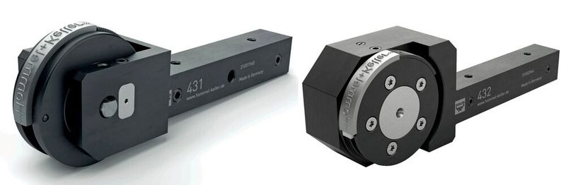 Die rückfedernden Zeus-Systeme 431 (links) und 432 (rechts) sind für unterschiedliche Werkstückdurchmesser für das Beschriften und Kennzeichnen von Drehteilen auf Mehrspindlern geeignet. Die Serie 432 ermöglicht dabei plan- und längsseitige Beschriftungen bis zum Bund.  (Bild: Hommel+Keller)