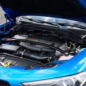 Für das Jahr 2027 hat Alfa sich zum Ziel gesetzt, kein Modell mehr mit Verbrennungsmotor auszuliefern. Im Stelvio ist davon aber noch nichts zu sehen. Hier arbeitet ein konventionneller Verbrenner.(Bild:  Schreiner – »kfz-betrieb«)