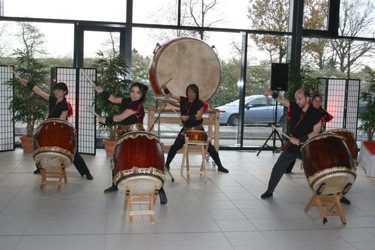 Eine Trommelgruppe sorgte für asiatische Atmosphäre im sonst weihnachtlich geschmückten Autohaus. (Foto: Werner Autombile)