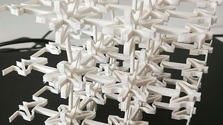 Diese komplexe Struktur ist aus vielen einheitlichen Einzelelementen zusammengesetzt und per 3D-Druck entstanden. Nach Aussage der Forscher am Fraunhofer IWM handelt es sich um ein sogenanntes programmierbares Material, das als wahrer Formwandler gilt. Hier mehr dazu ... (Bild: Fraunhofer IWM)