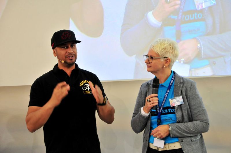 JP Kraemer und Birgit Behrens führten in das Finale von #wasmitautos ein. (Schmidt/»kfz-betrieb«)