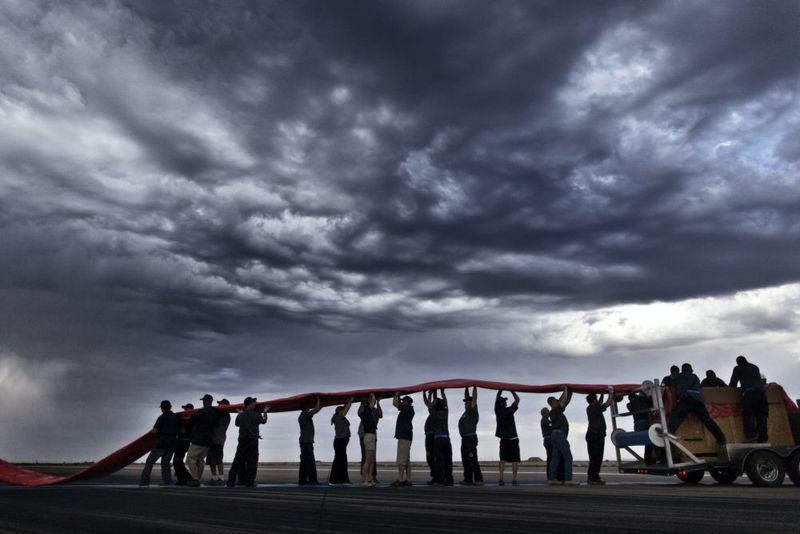 Vorbereitungen zum Befüllen des Ballons mit Helium ( Red Bull/Stratos)