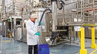 Die Saugarme der Tandem-Absauganlage schaffen die Voraussetzung für ein staubfreies Eindosieren von pulverförmigen Inhaltsstoffen in die Mischanlagen. (Bild: Ruwac)