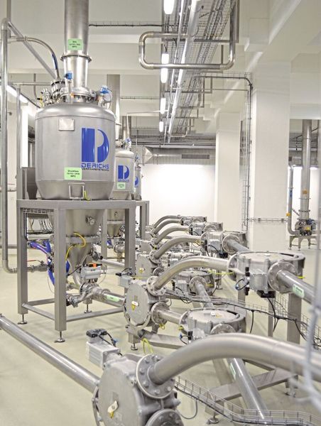 Main stream powder conveying was solved using pressure vessels. (Derichs)