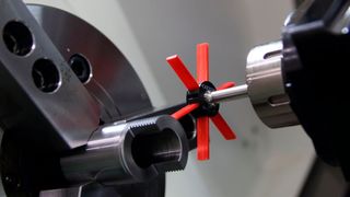 Zum Entgraten/Polieren von seitlichen Flächen und Kanten nach dem Fräsen oder Bohren, zum Entgraten/Polieren von Feingewinden, zum Entgraten/Polieren von Bohrungen ab dem Durchmesser 50 mm dienen die Keramikrundbürsten des Typs Wheel von Kempf Tools. (Kempf Tools)