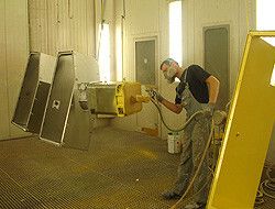 Industrielle Nasslackierung bei LOV. (Bild: LOV)