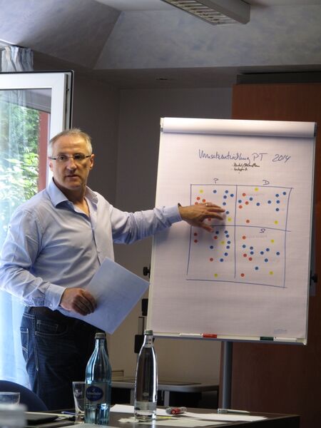 Gerd Kielburger fasst das Ergebnis für alle Teilnehmer zusammen. (Bild: PROCESS)
