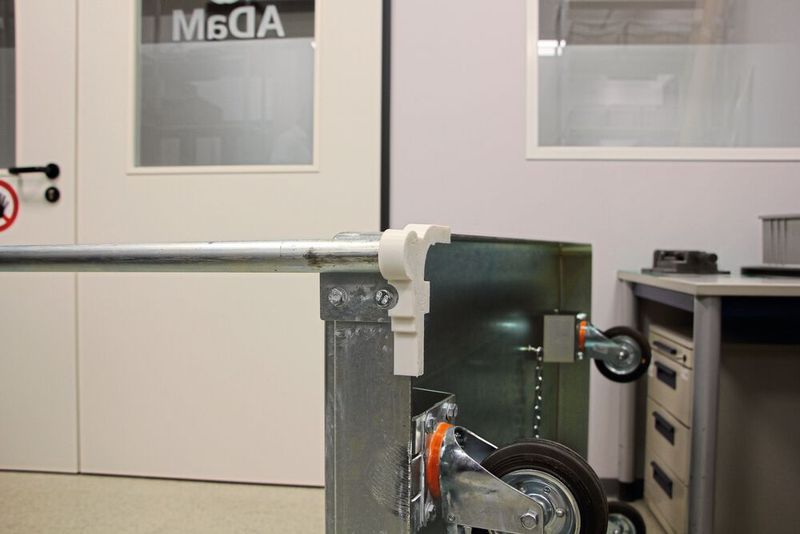 Der per reverse engineering vom Adam-Team konstruierte Schutz, stabilisiert auch den Wagen. (Bild: © Simone Käfer)