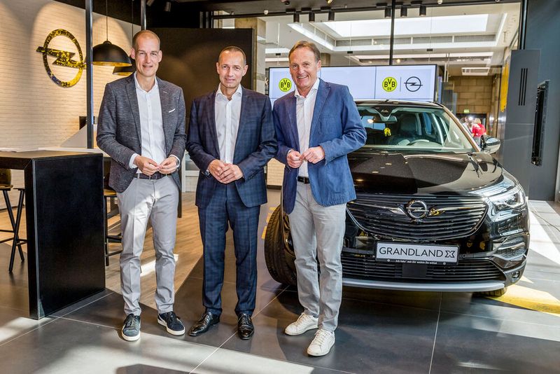Wollen die Zusammenarbeit weiterführen: (v.re.) BVB-Geschäftsführer Hans-Joachim Watzke, Opel-Deutschland-Chef Jürgen Keller und BVB-Marketingchef Carsten Cramer. (Bild: Opel)