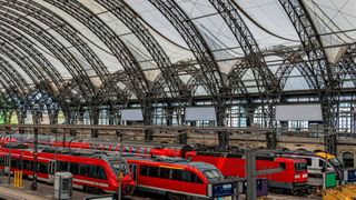 Ein KI-Tool der Deutschen Bahn soll künftig Verspätungen reduzieren (© Kerrick – Getty Images via Canva.com)