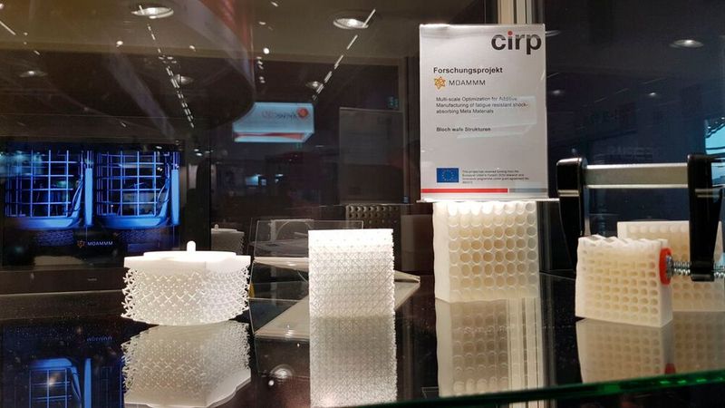 ... ein weiteres Projekt befasst sich mit im Lasersintern hergestellten Gitterstrukturen. Hier sollen Berechnungsmodelle für dieses Schock absorbierende Material entwickelt werden. (Bild: D.Quitter / VCG)