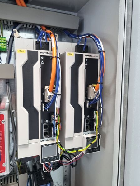 Als Umrichter für den drehzahlgeregelten Doppelantrieb nutzen die neuen Hybridpressen von Boschert zwei Einheiten der ctrlX-Drive-Familie von Bosch Rexroth. (Bild: Boschert)