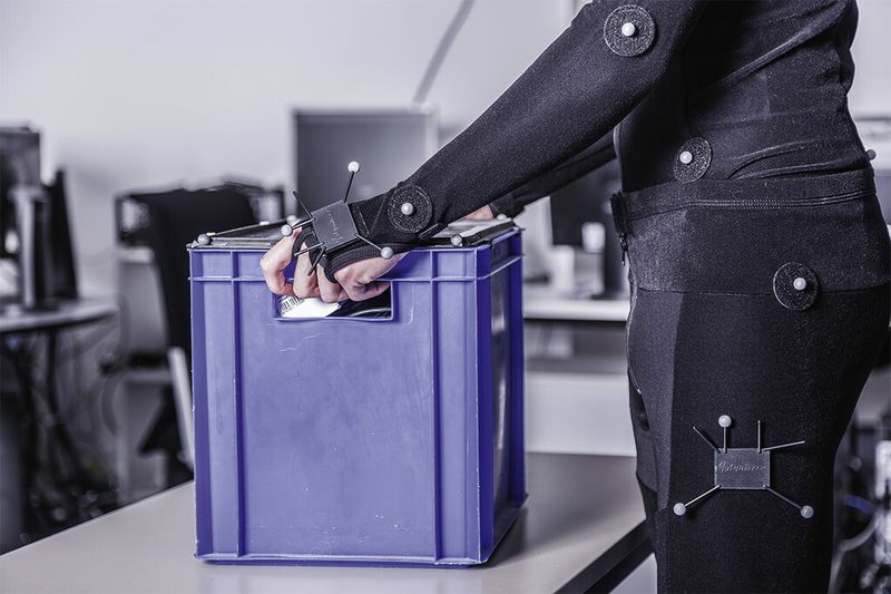 Die tägliche Bewegung wird mit einem hochauflösendem Infrarot-Tracking-System analysiert. (Bild: Fraunhofer IPA)