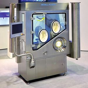 Das Bio-Dekontaminationsverfahren Decopulse erzeugt extrem feinen, atomisierten H2O2 Sprühnebel und verteilt diesen sehr gleichmäßig im Plenum.(Bild:  Optima)