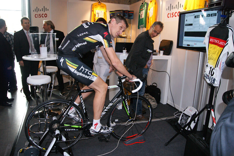 Profi-Rennradfahrer Rolf Aldag war auf dem Cisco-Stand. (Archiv: Vogel Business Media)