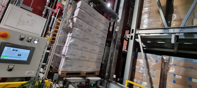 ... Das Lastaufnahmemittel Satellit transportiert auch schwere Lasten besonders schonend, was bei Lebensmitteln ein klarer Vorteil ist. Bei Wernsing Feinkost liegen bis zu 24 Einheiten hintereinander bei der mehrfachtiefen Lagerung mit Satellitenkonzept von Westfalia. (Bild: Westfalia Technologies)