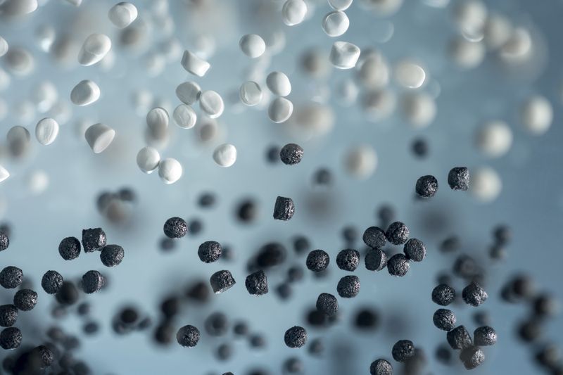 Makrolon brand polycarbonate pellets (stock image)(Bild:  Covestro)