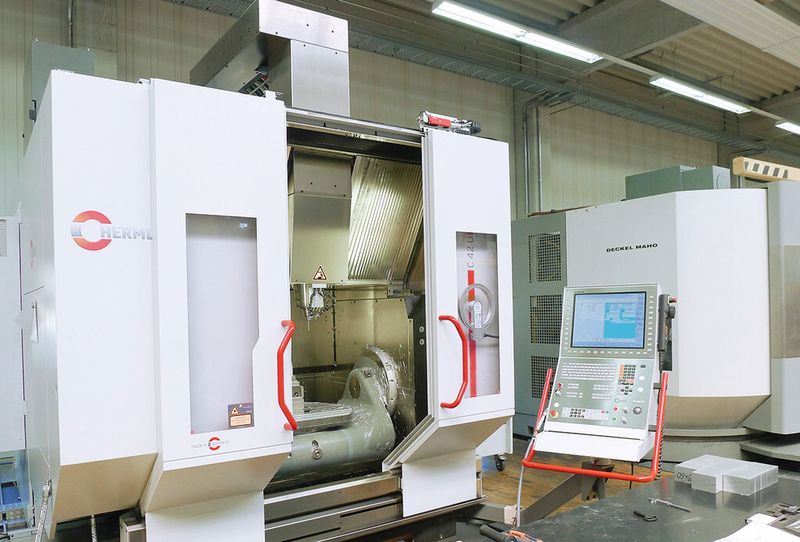 Das Hermle-Bearbeitungszentrum C 42 UI als reale Maschine in der Produktion von Gerus ... (Bild: Geovision)