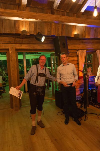 So sehen Gewinner aus: Gerhard Bucher (Phone GmbH) gewinnt einen Schulungsgutschein von Komsa, überreicht von Frank Seidel (Komsa). (Komsa)