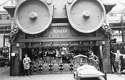 Bild 3: Weltweit vertrauen Automobilhersteller und – zulieferer auf Umformtechnik aus dem Hause Schuler. Im Bild eine Kurbelpresse, aufgenommen 1936 bei Peugeot in Frankreich. (Archiv: Vogel Business Media)