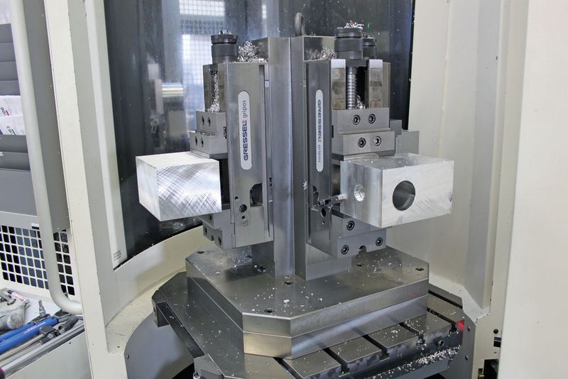 Wechselpalette  (500 x 500 mm) mit einem «Gressel-Spannturm 4-fach» und darauf aufgebaut vier NC-Schnellspannsysteme «Gripos». (Schubert)