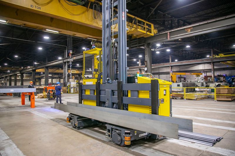 Der Combi-AGT beim Stahltransport. Die laserbasierten Sensoren, die an verschiedenen Stellen des Fahrgestells angebracht sind, bilden ein Antikollisions-Sicherheitssystem, wie es vom American National Standards Institute gefordert wird. 