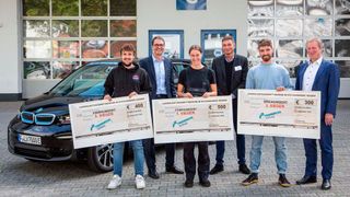 Foto mit der Siegerin des Praktischen Leistungswettbewerbs Hessen: (v. l.) Tom Hirschfeld, Joachim Kuhn (Geschäftsführer Landesverband Hessen des Kfz-Gewerbes), Siegerin Franziska Schlüter, Stephan Berger (Geschäftsführer der Carl Friederichs GmbH), Aurel Clemenz und Guido Kriesel (Generalagent Nürnberger Automobil Versicherungsdienst GmbH). (Bild: Bilderwerk Wiesbaden)