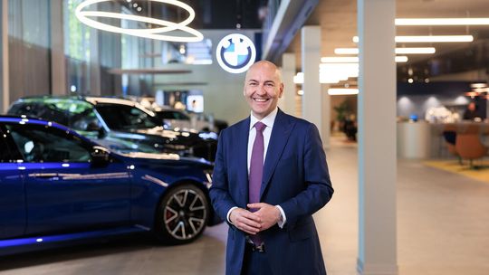 Matthias Betz, Leiter des Niederlassungsverbundes Mitte, ist stolz auf die neue Auslieferungswelt: „Das gibt es bei BMW bisher nur in Frankfurt.“((c) derPIRAT.com)