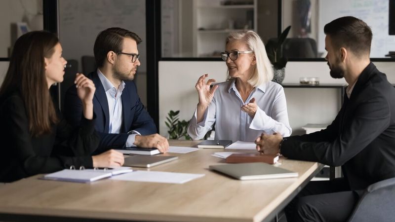 Der regelmäßige Austausch im Team hilft Mitarbeitern dabei, sich mit dem Unternehmen zu identifizieren und sie zum Mitdenken anzuregen.(Bild:  © fizkes - adobe.stock.com)