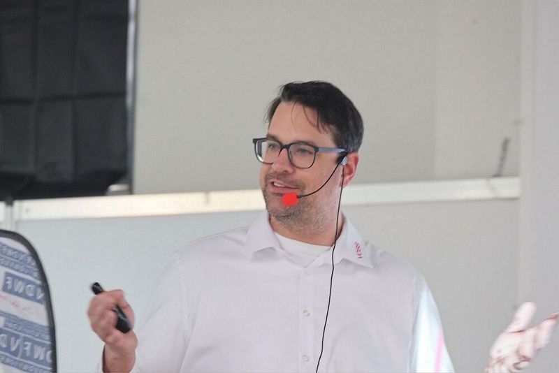 In seinem Fachvortrag schilderte Daniel De Beer von Voss Automotive seine Erfahrungen mit dem Werkzeugumbau auf eine Isoform-Vorstufe. Das vom Konstruktionsbüro Hein erschaffene Isoform-Konzept ermöglicht eine gezielte thermische Entkopplung des konturgebenden Bereichs im Formwerkzeug. (Bild: Maschinenmarkt/rw)