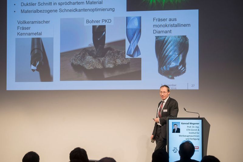 Prof. Dr. Wegener, ETH Zürich engagiert bei seinen Ausführungn über optimierte Fertigungsstrategien. (Thomas Entzeroth)