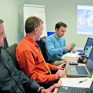Die beiden Vertriebspartner Helmut Entenmann und Erich W. Völkel (v.l., hier im Gespräch mit Vertriebsleiter Daniel Maurice) können als externe Anwender online auf bestimmte Welotec-Daten und Software-Module der Myfactory-Lösung zugreifen.