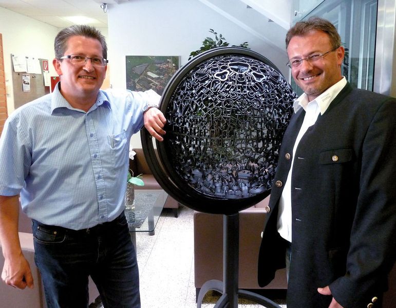 Ing. Harald Schachinger (links) ist einer der Erfinder der prozessintegrierten Banddickenoptimierung-Nuten. Mag. Werner Stöbich, setzt die neue Technik marketingtechnisch umsetzt. Bild: Kuhn (Archiv: Vogel Business Media)