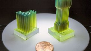 Upnano kann mit seinem 3D-Drucker nun in einem Baujob entweder 30 Biegefestigkeits-Probekörper (links) oder zwölf Zugfestigkeits-Probekörper (rechts) drucken. (Upnano)