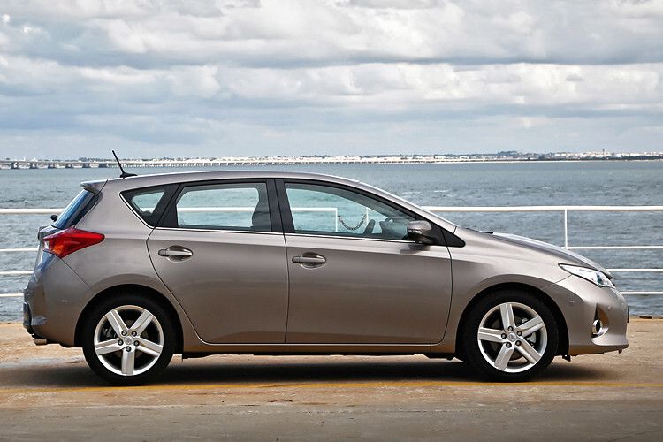 Das Fahrzeug liegt um zehn Millimeter näher an der Straße, die Dachlinie legte Toyota um ganze 55 Millimeter tiefer. Zusammen mit der verkleinerten Stirnfläche ergibt sich so ein cw-Wert von 0,277 – Klassenbestwert. Dem Platz im Innenraum tat das keinen Abbruch: ... (Foto: Toyota)