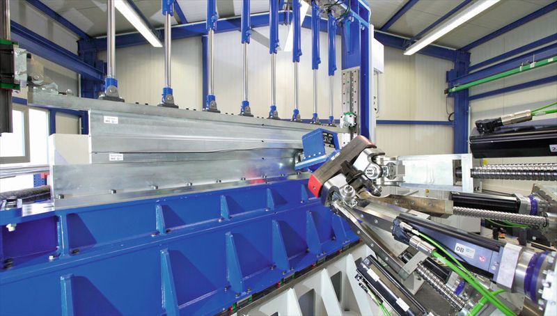 Statt des Werkstücks wie bei herkömmlichen Walzprofilieranlagen bewegen sich beim 3D Rollforming Center die Werkzeuge – mittels Robotern. (Data M)