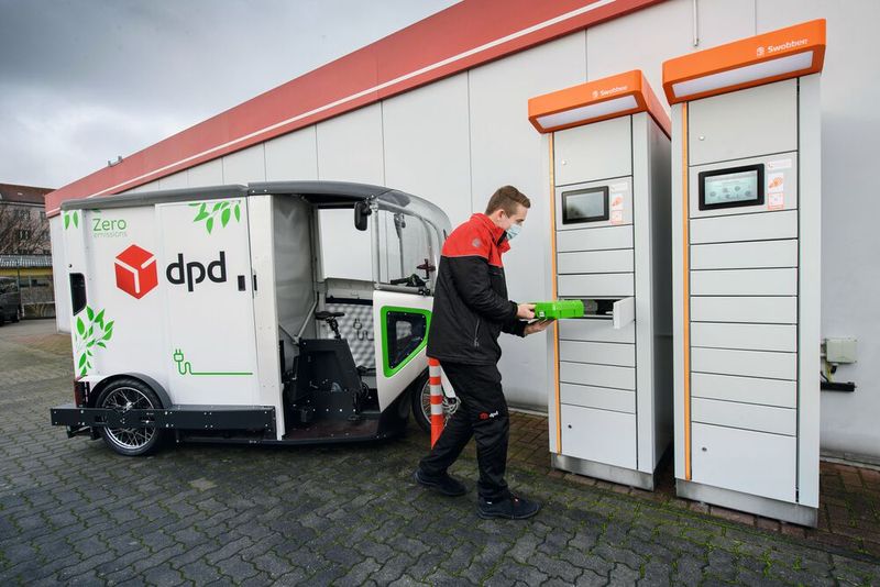 Das Mikro-Depot von DPD in Berlin befindet sich auf dem Gelände einer Sprint-Tankstelle. Dort ist auch eine Akkuwechselstation von Swobbee in Betrieb.