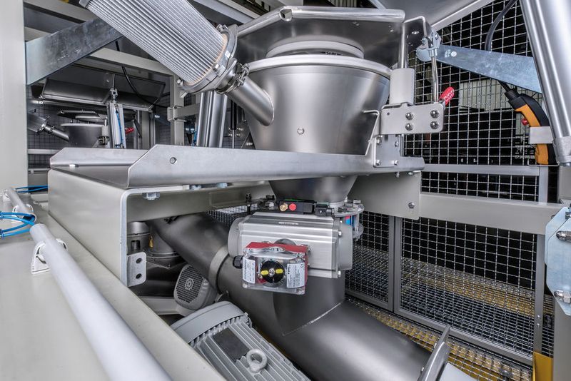 Entleertrichter mit Entstaubungsfilter (hier mit einfachem Verdrängungsfilter ohne Ventilator) (Bild: Engelsmann)