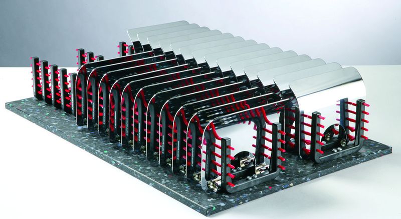 Bild 3: Faserhaltige Segmente ermöglichen eine oberflächenschonende, aber sichere Fixierung von Blechteilen mit Glanzflächen. Bild: Mink Bürsten (Archiv: Vogel Business Media)