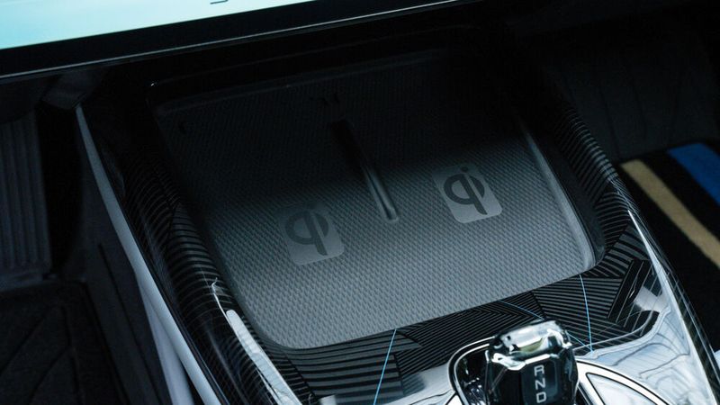 Für Smartphones gibt es zwei Ladeschalen serienmäßig. (Bild: BYD)