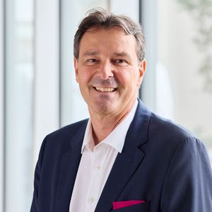 Laurent Mulley, Geschäftsführer von Endress+Hauser Frankreich, übernimmt die Nachfolge von Nikolaus Krüger, dem bisherigen Chief Sales Officer.(Bild:  Andreas Mader/ Endress+Hauser)