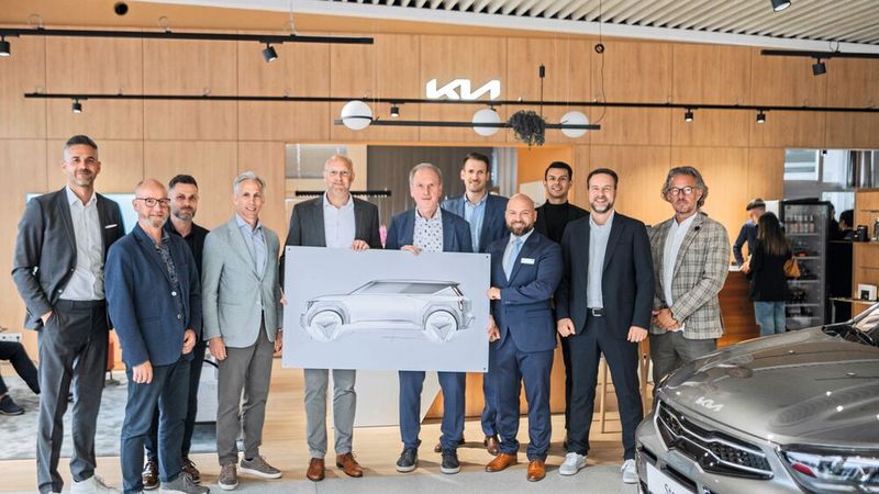 Start in die Zukunft mit Kia: Vertreter des Importeurs und des Händlers besiegeln die Partnerschaft.(Bild:  Widmann + Winterholler)
