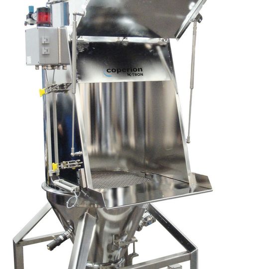 Die Sackentleerstation mit integrierter Staubschutzhaube eignet sich insbesondere zum staubarmen Entleeren von Schüttgüter aus Säcken. Das Gerät ist mit Filterpatronen zur Druckluftabreinigung ausgestattet.(Bild:  Coperion K-Tron)