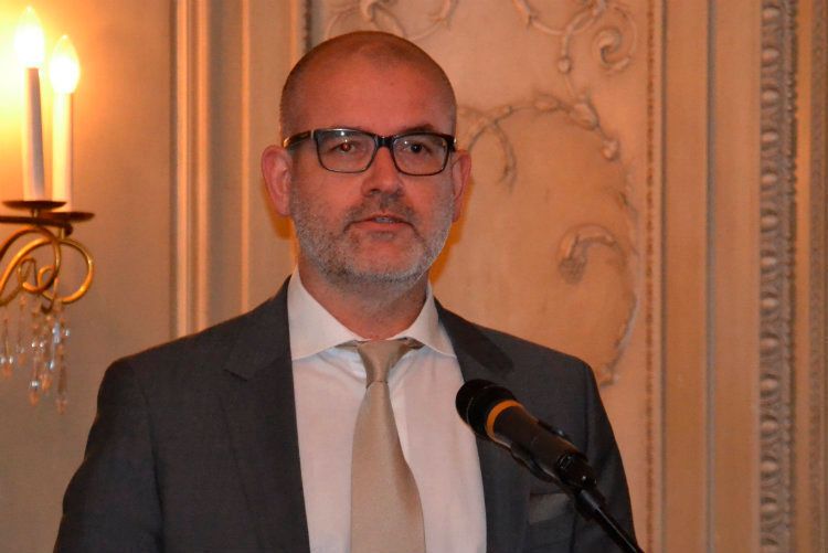 Mazda-Deutschland-Marketingchef Dino Damiano präsentierte die Gewinner des Awards in der Kategorie 100 bis 200 Einheiten. (Foto: Mauritz)